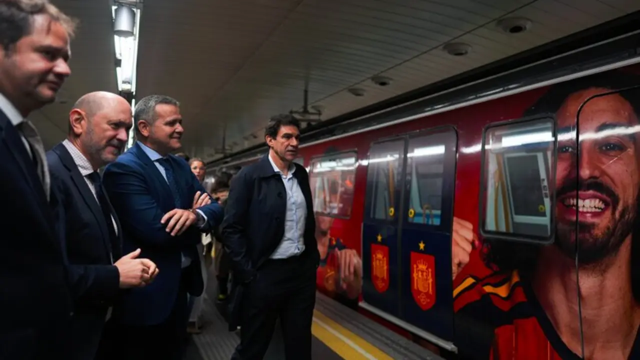 El consejero Rodrigo ha inaugurado hoy el convoy que circular&aacute; por la l&iacute;nea 4 durante la competici&oacute;n  - Foto Comunidad de Madrid
