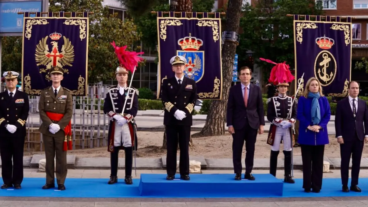 El alcalde de Madrid, Jos&eacute; Luis Mart&iacute;nez-Almeida, junto al JEMAD y la vicealcaldesa en la ceremonia de izado de bandera de San Isidro - Foto Ayuntamiento de Madrid