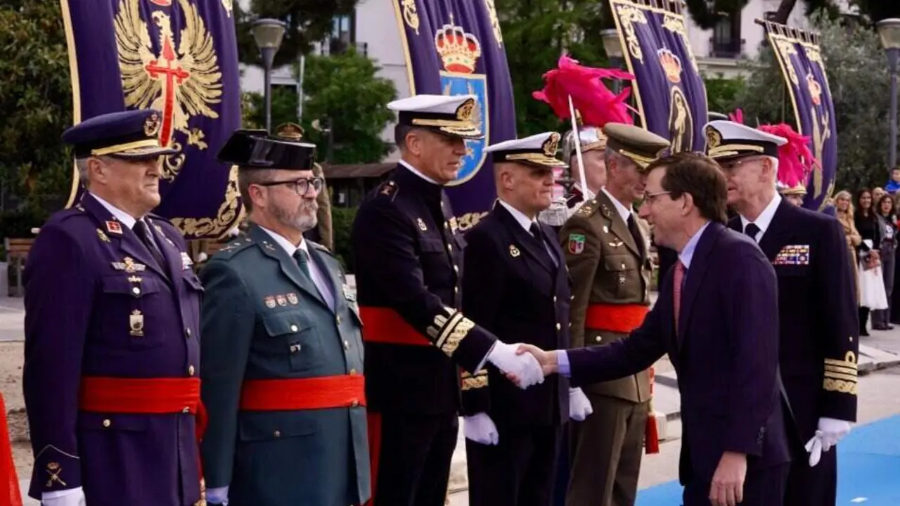 El alcalde de Madrid, Jos&eacute; Luis Mart&iacute;nez-Almeida, en el acto de izado de la bandera - Ayuntamiento de Madrid