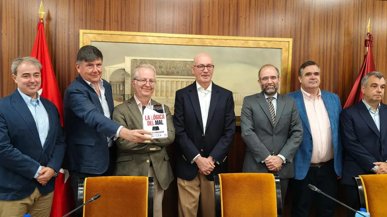 De izquierda a derecha: Marcelino Lominchar, Manuel Pimentel, Javier Fern&aacute;ndez Aguado, Jes&uacute;s Nu&ntilde;o, Jos&eacute; Mar&iacute;a Coello de Portugal y Josep Capell.
