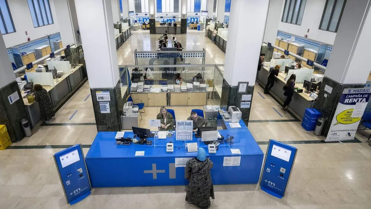 Una mujer es atendida en la Oficina de Atenci&oacute;n Integral al Contribuyente municipal