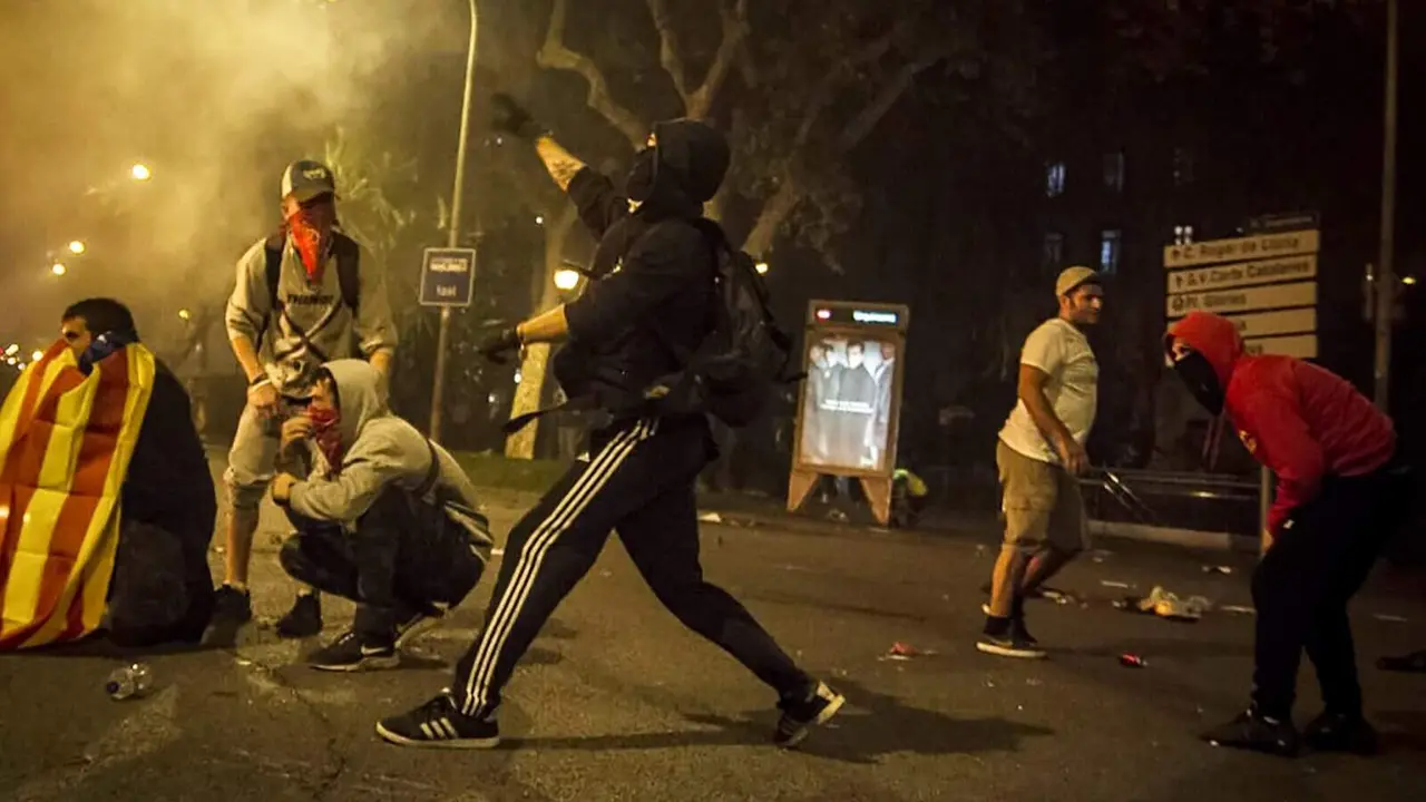 Manifestantes lanzan objetos a la Polic&iacute;a en Barcelona | Foto de 123rf/arkaitzzudairelopez