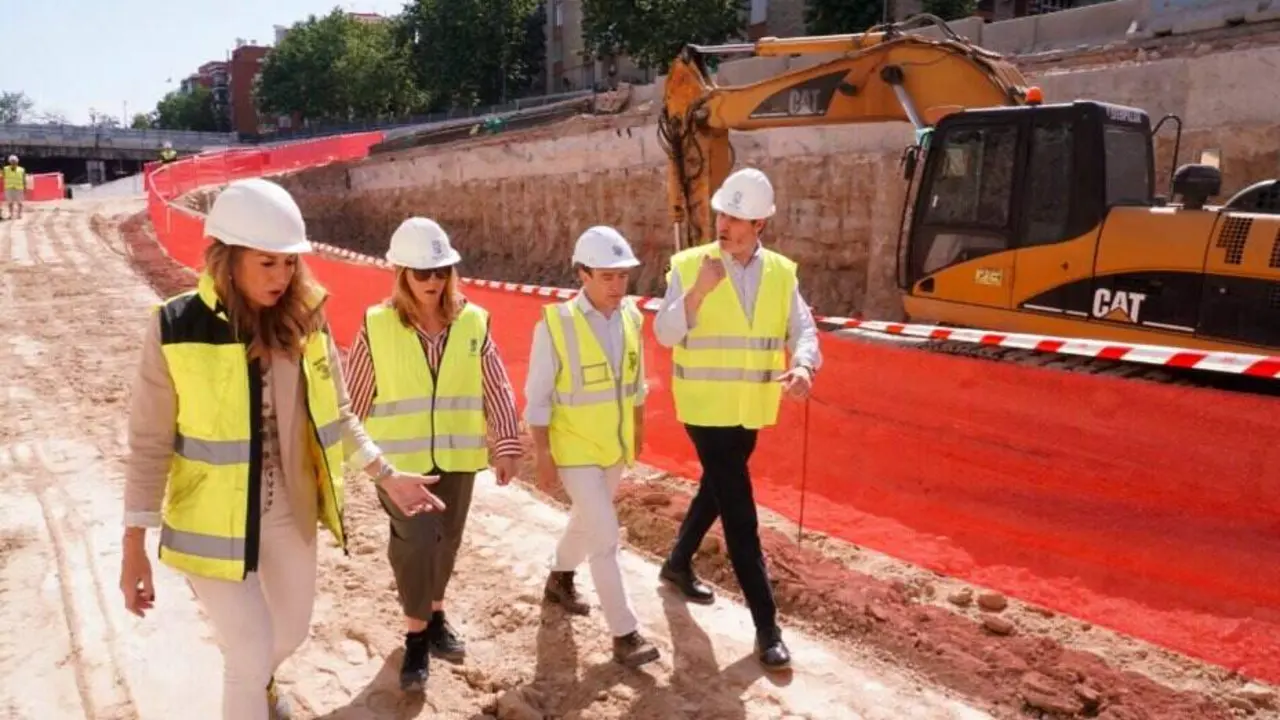 Carabante y Gonz&aacute;lez durante la visita al t&uacute;nel de la A-5, cuya excavaci&oacute;n acaba de concluir - Foto Ayuntamiento de Madrid
