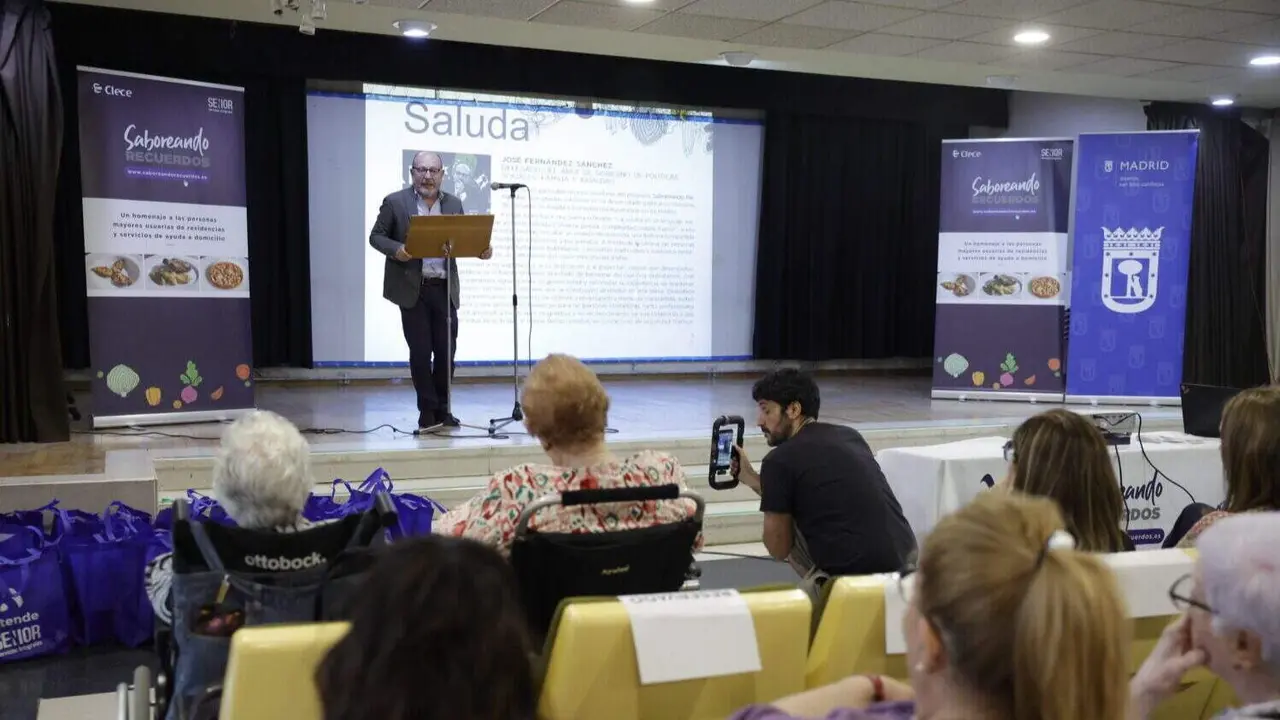 El delegado de Pol&iacute;ticas Sociales, Familia e Igualdad, Jos&eacute; Fern&aacute;ndez, acompa&ntilde;ado por la concejala de San Blas-Canillejas, Almudena Ma&iacute;llo, en el acto de la presentaci&oacute;n del libro Saboreando Recuerdos