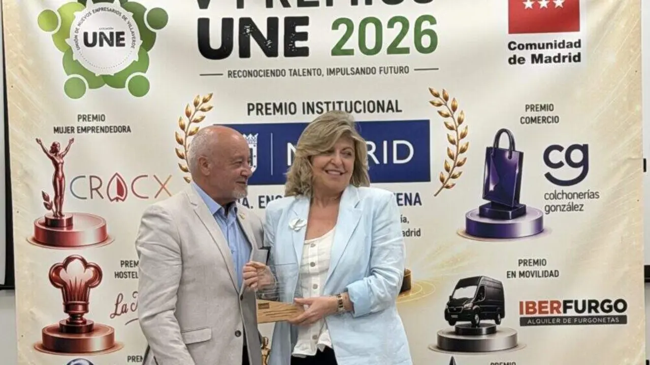Engracia Hidalgo con el Premio a la Colaboraci&oacute;n Institucional concedido por la Uni&oacute;n de Nuevos Empresarios de Villaverde (UNE Villaverde)
