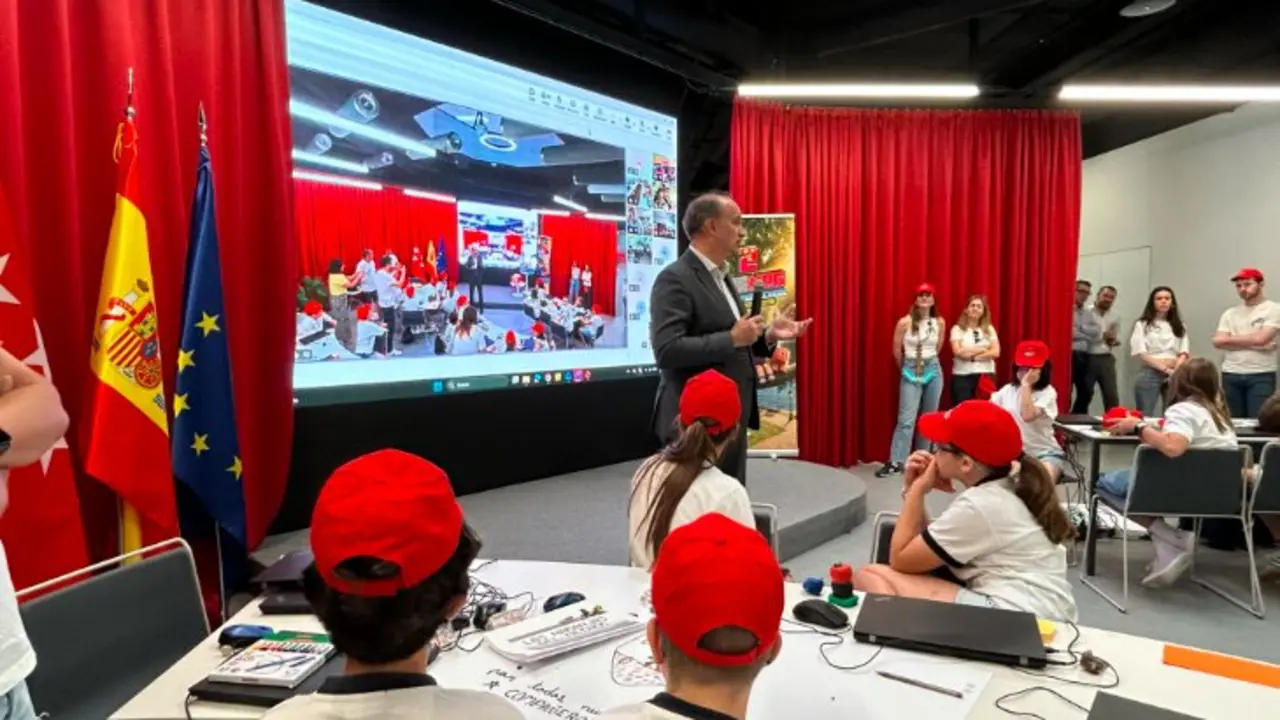 El consejero L&oacute;pez-Valverde, la final de la segunda edici&oacute;n del campeonato educativo de  Minecraft - Foto Comunidad de Madrid