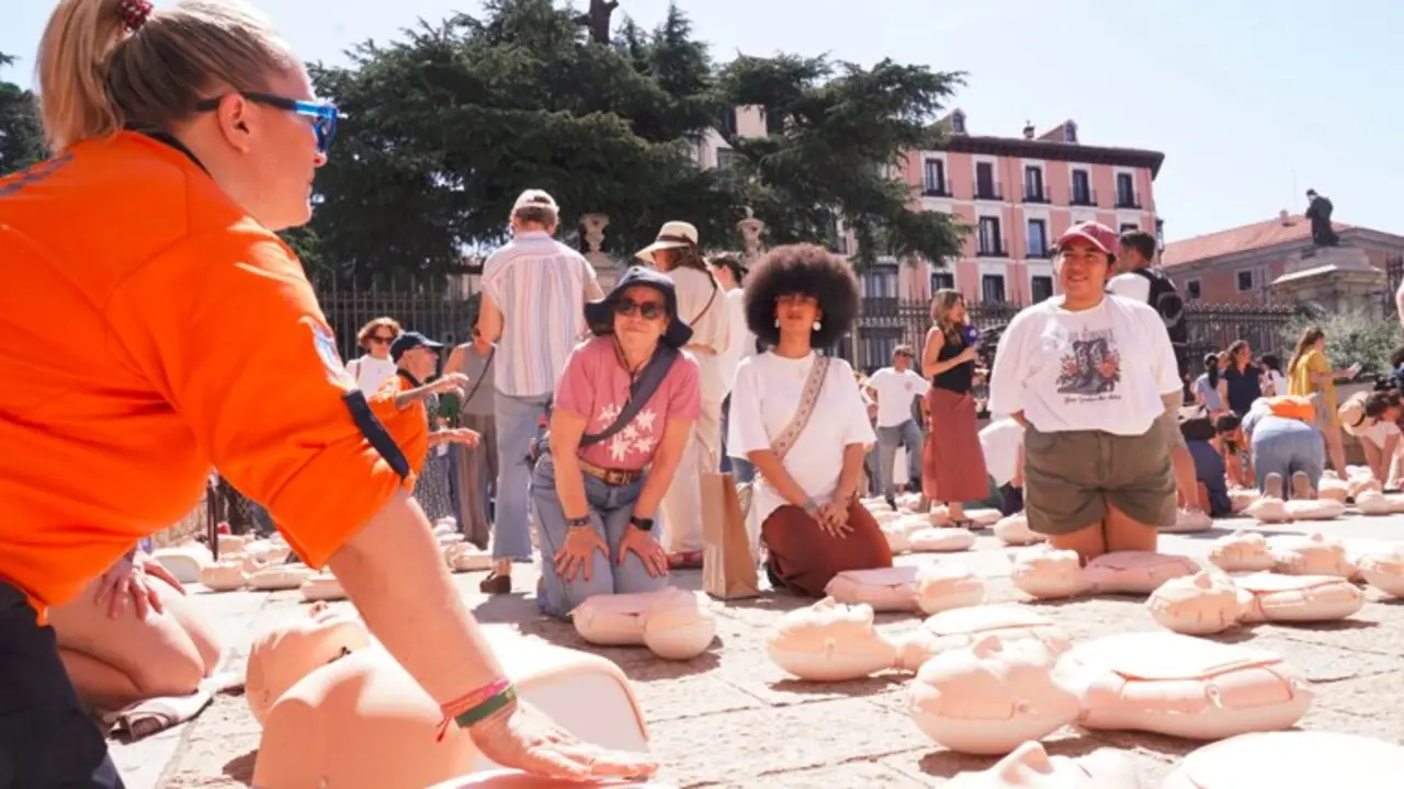 Im&aacute;genes de la formaci&oacute;n sanitaria b&aacute;sica impartida por SAMUR-Protecci&oacute;n Civil a voluntarios de la visita del papa - Foto Ayuntamiento de Madrid