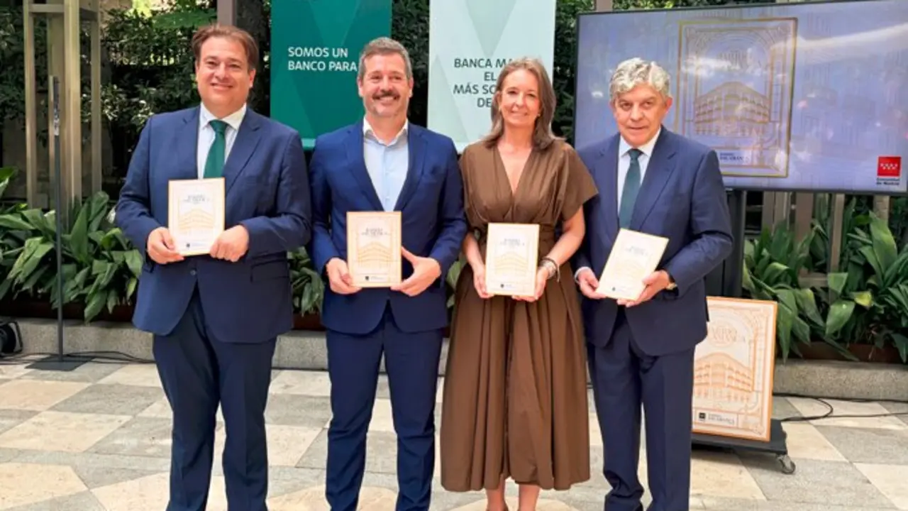El consejero De Paco Serrano ha presentado hoy esta publicaci&oacute;n en los jardines del Palacete de la Banca March - Foto Comunidad de Madrid
