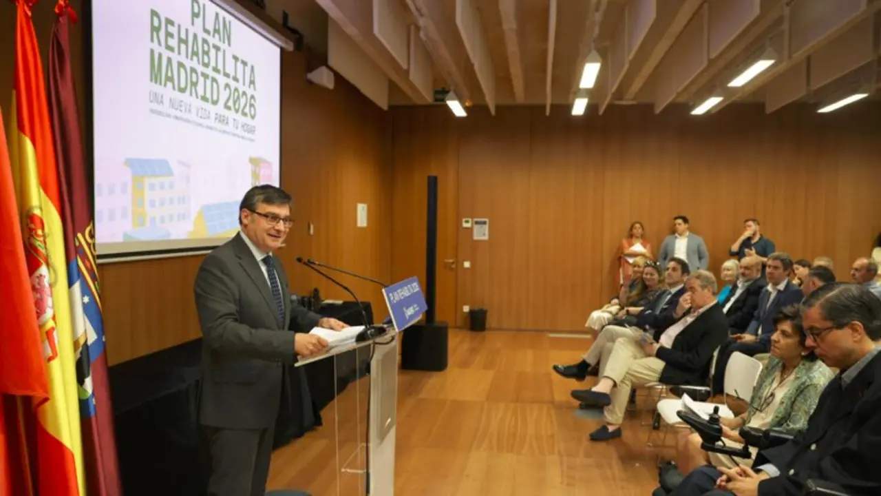 Gonz&aacute;lez durante la presentaci&oacute;n del Plan Rehabilita Madrid 2026 - Foto Ayuntamiento de Madrid