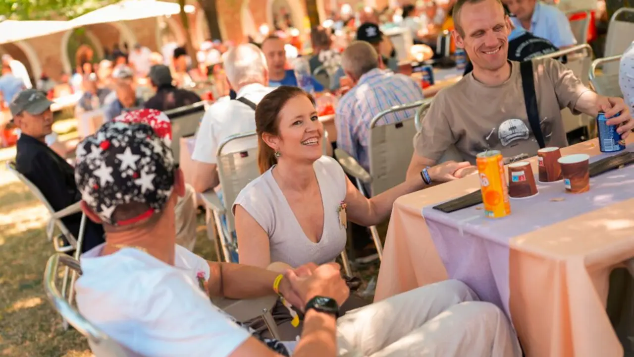 La consejera D&aacute;vila, en la Fiesta de la Primavera de la Residencia Dos de Mayo - Foto Comunidad de Madrid