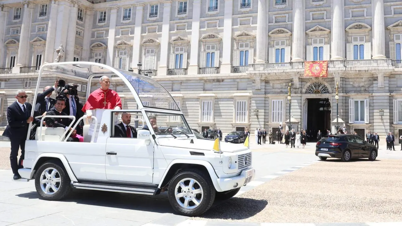 El Papa sale del Palacio Real en el papam&oacute;vil | Foto de Casa del Rey