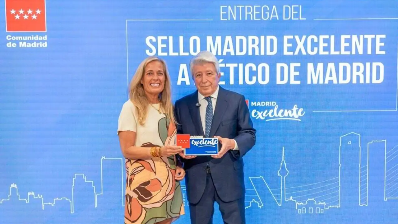 La consejera Albert haciendo entrega del reconocimiento Madrid Excelente al presidente de la entidad, Enrique Cerezo - Foto Comunidad de Madrid