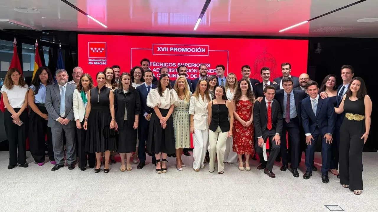 La consejera Albert ha clausurado hoy la entrega de diplomas a la XVII promoci&oacute;n de estos profesionales - Foto Comunidad de Madrid
