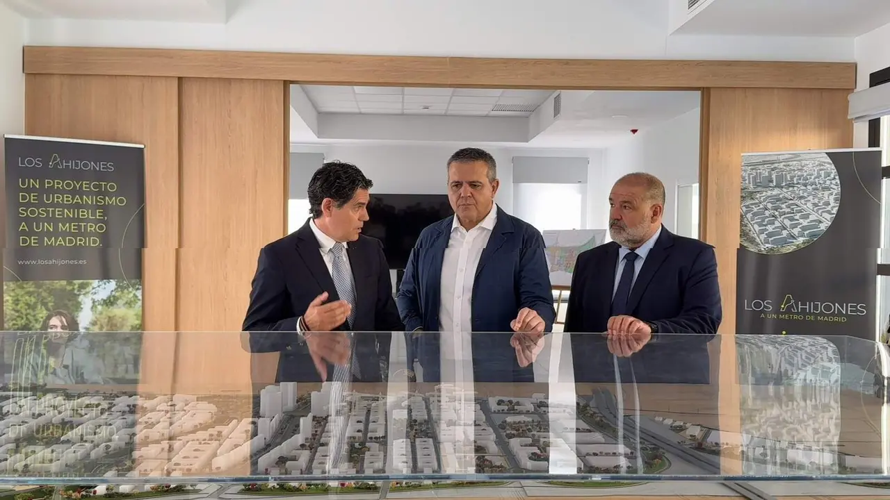 El consejero Rodrigo, en la parcela donde se  desarrollar&aacute; la nueva promoci&oacute;n - Foto Comunidad de Madrid