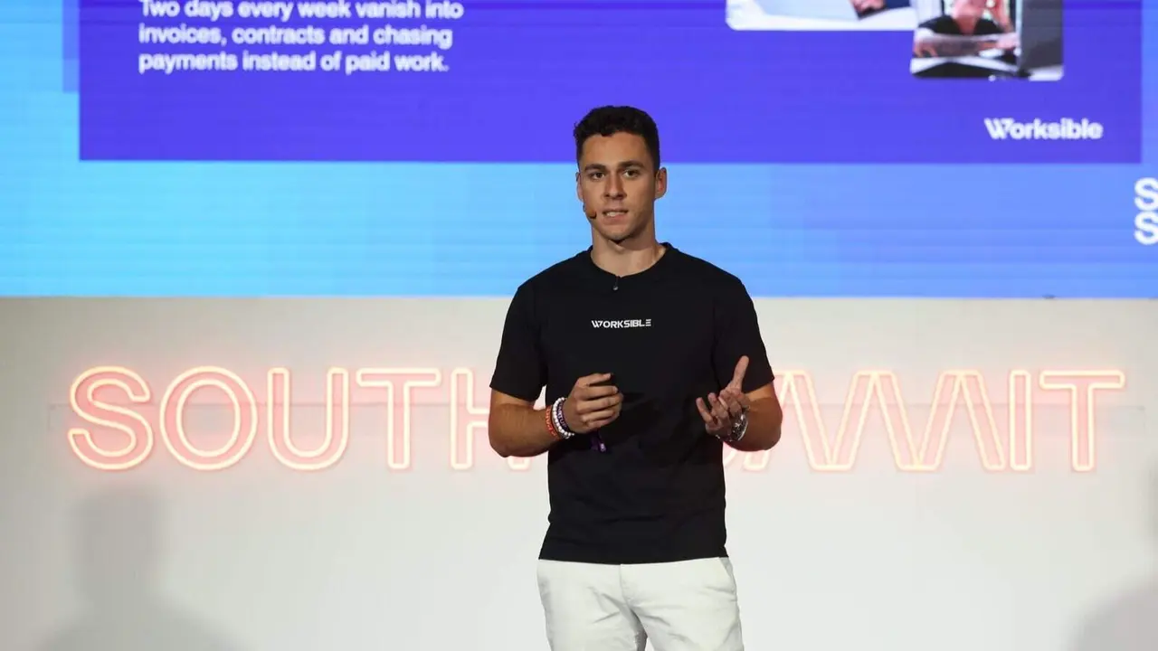 Sergio Conejo, fundador de Worksible en un momento de South Summit 2025, donde tambi&eacute;n fueron una de las 100 startups finalistas