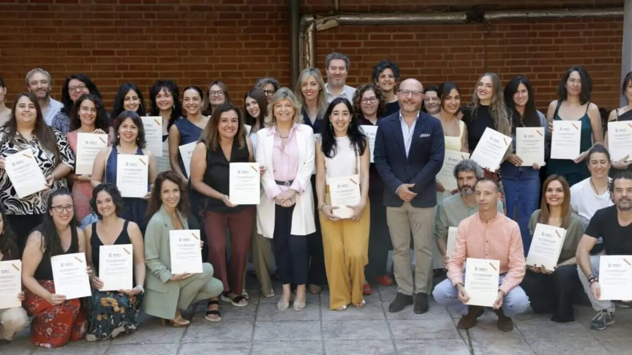 La delegada de Econom&iacute;a, Innovaci&oacute;n y Hacienda y el delegado de Pol&iacute;ticas Sociales, Familia e Igualdad dan la bienvenida a la nueva promoci&oacute;n de educadores sociales - Foto Ayuntamiento de Madrid