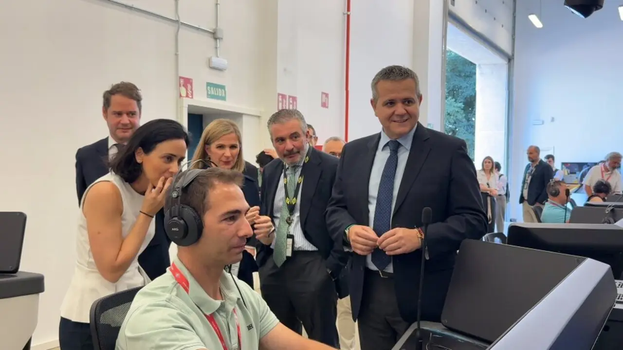 El consejero Rodrigo ha visitado hoy el centro habilitado en  Villaverde donde se impartir&aacute; esta preparaci&oacute;n - Foto Comunidad de Madrid