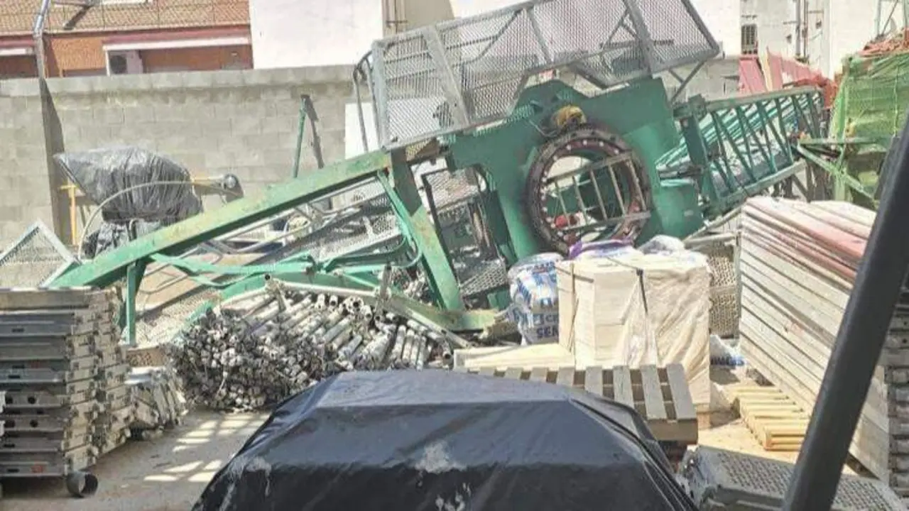 Una gr&uacute;a cae sobre tres edificios en la calle Francisco Salas - Foto Emergencias Madrid