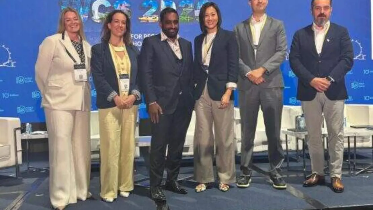 La coordinadora general de la Alcald&iacute;a, Inmaculada S&aacute;nchez-Cervera, junto con otros participantes en la World Cities Summit 2026 (WCS) de Singapur - Foto Ayuntamiento de Madrid