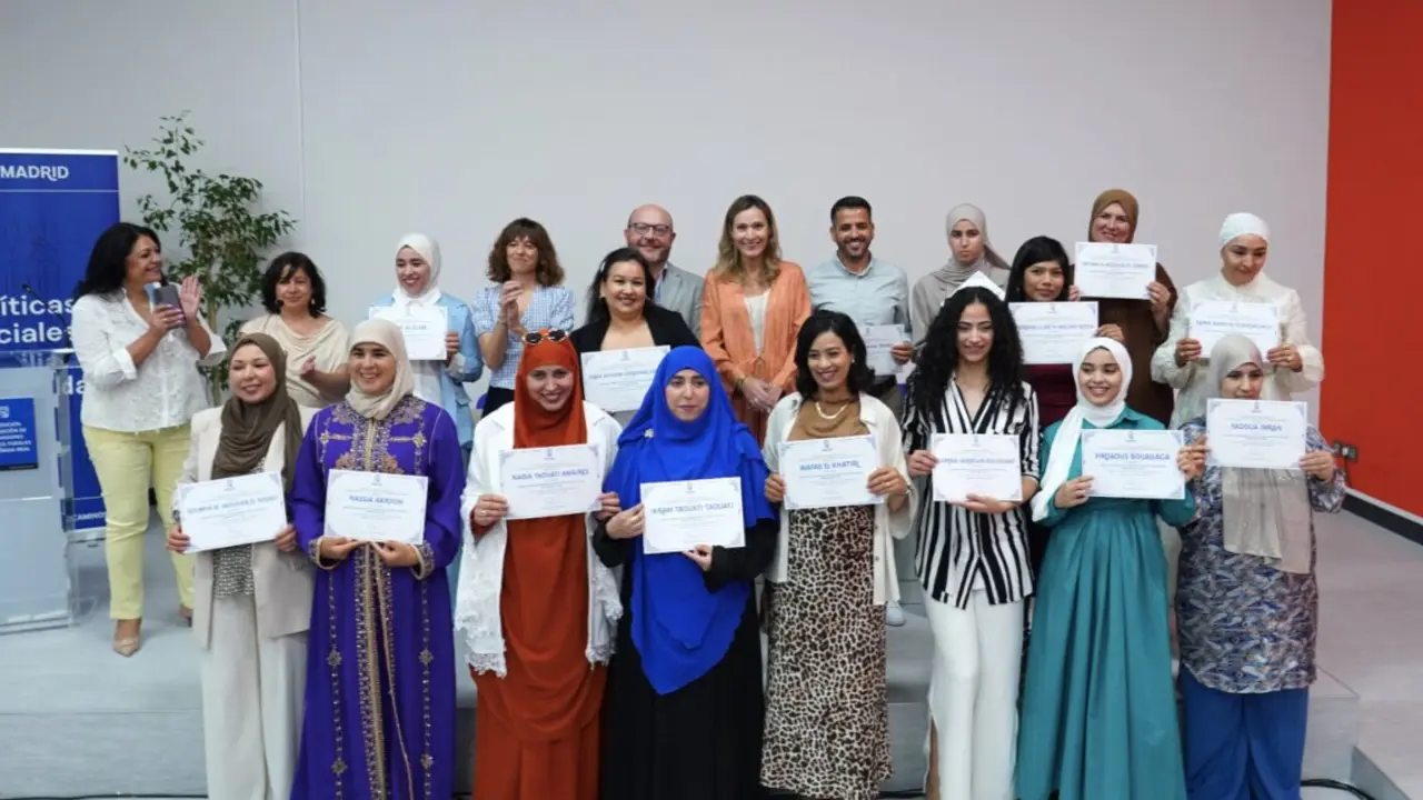El delegado de Pol&iacute;ticas Sociales, Familia e Igualdad, Jos&eacute; Fern&aacute;ndez, entrega los diplomas del VII Curso de Formaci&oacute;n de Mediadores Interculturales de Ca&ntilde;ada Real - Foto Ayuntamiento de Madrid