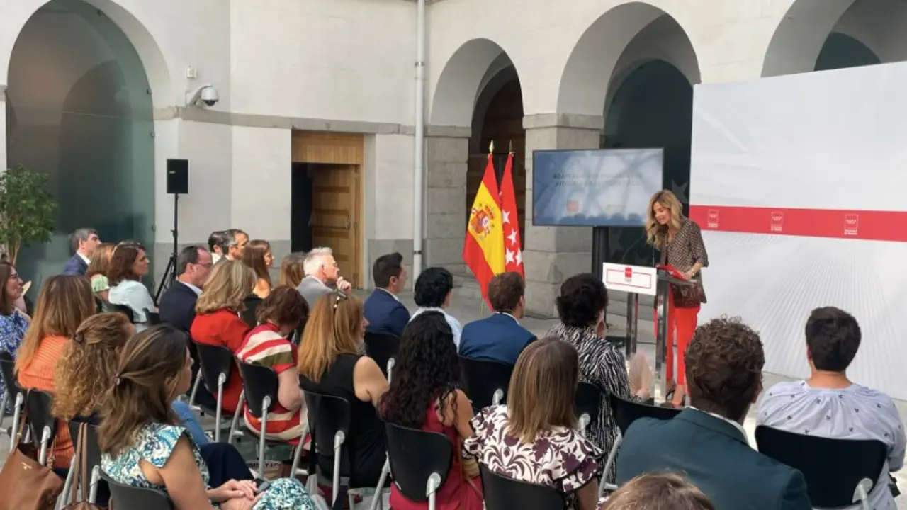 La viceconsejera Mart&iacute;n, en la presentaci&oacute;n de nueve textos adaptados - Foto Comunidad de Madrid