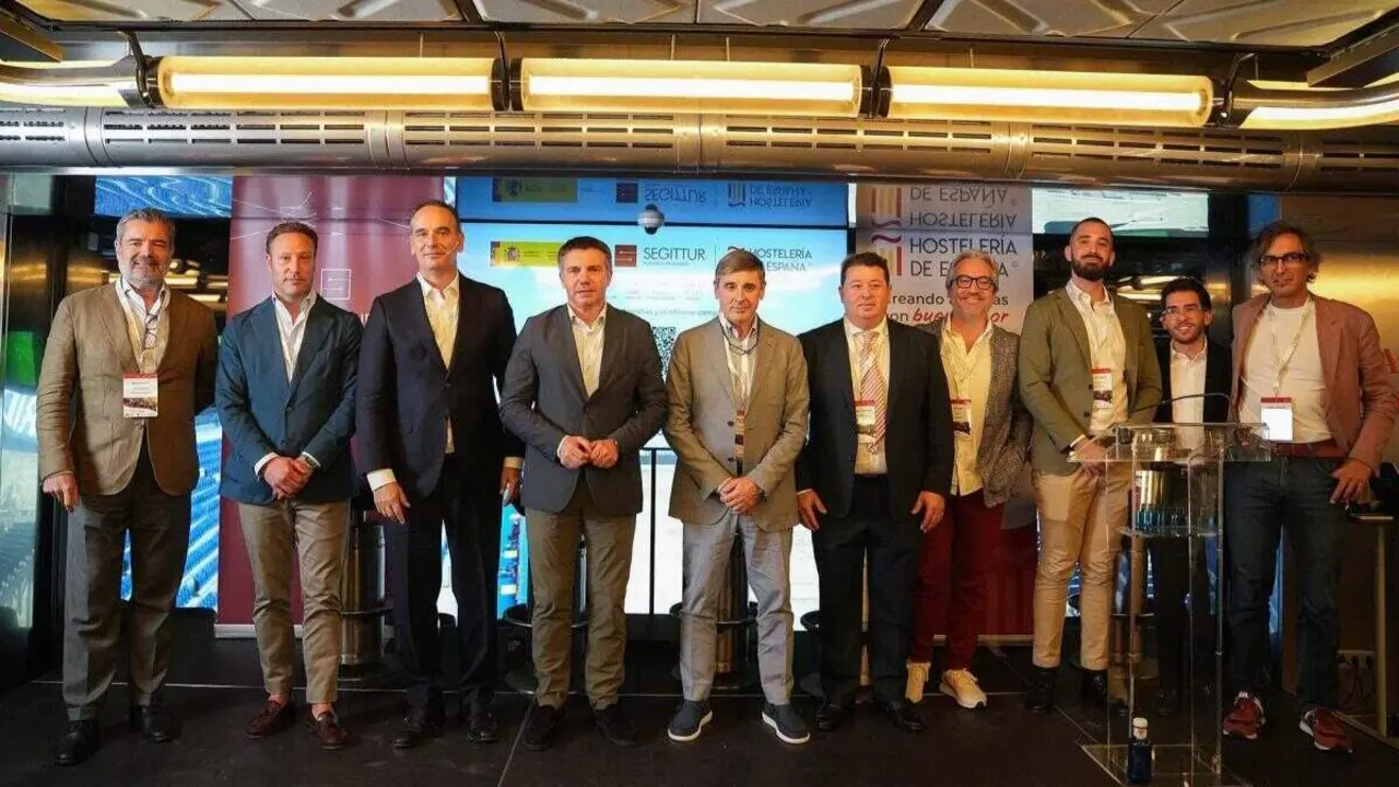Emilio Gallego, Javier Mas, Pedro Vald&eacute;s, Jos&eacute; Almeida, Enrique Mart&iacute;nez, Jos&eacute; &Aacute;ngel Estarlrich, Paco Cruz, Nacho Soto, Juan Jos&eacute; Mu&ntilde;oz y Rodrigo Miranda - Foto de Hosteler&iacute;a de Espa&ntilde;a