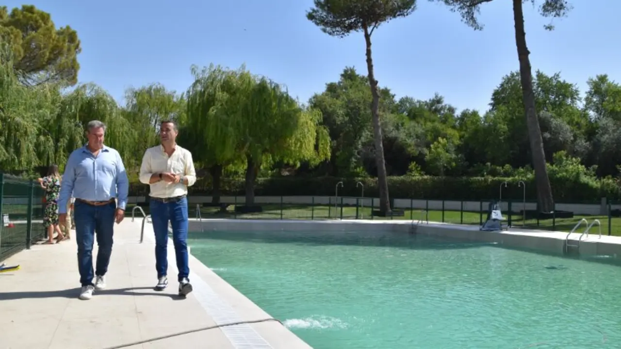 El viceconsejero S&aacute;nchez ha visitado hoy las obras de  rehabilitaci&oacute;n de la Piscina Municipal de Campo Real 
- Foto Comunidad de Madrid