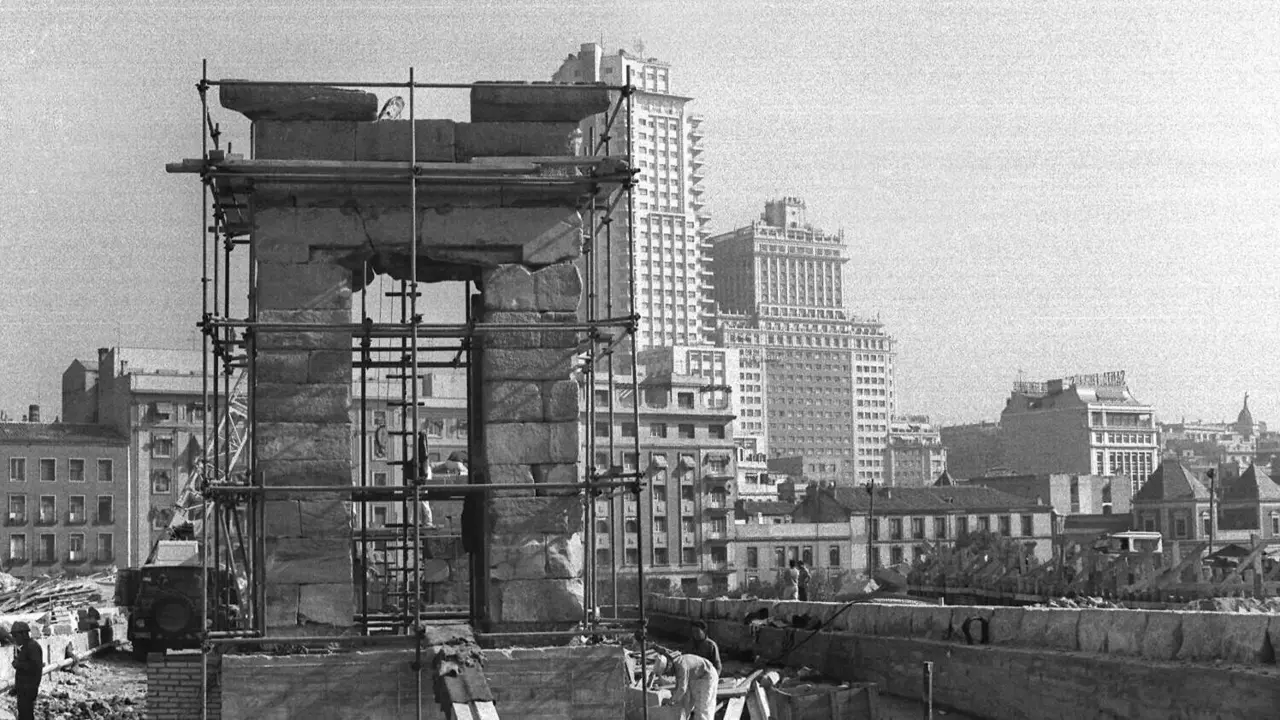 EN MARCHA OBRAS INSTALACI&Oacute;N TEMPLO DEBOD: Madrid, 6-11-1970.-Sobre la explanada que ocup&oacute; el Cuartel de la Monta&ntilde;a se alzan ya unas columnas del templo egipcio de Debod, que ser&aacute; instalado en este lugar con las restantes piedras traidas de dicho pa&iacute;s y que, envueltas en pl&aacute;sticos y debidamente numeradas, aguardan el momento de su colocaci&oacute;n. EFE
