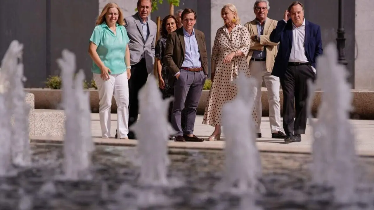 El alcalde de Madrid, Jos&eacute; Luis Mart&iacute;nez-Almeida, durante su visita a la plaza de Chamber&iacute;, cuya remodelaci&oacute;n integral acaba de finalizar - Foto Ayuntamiento de Madrid