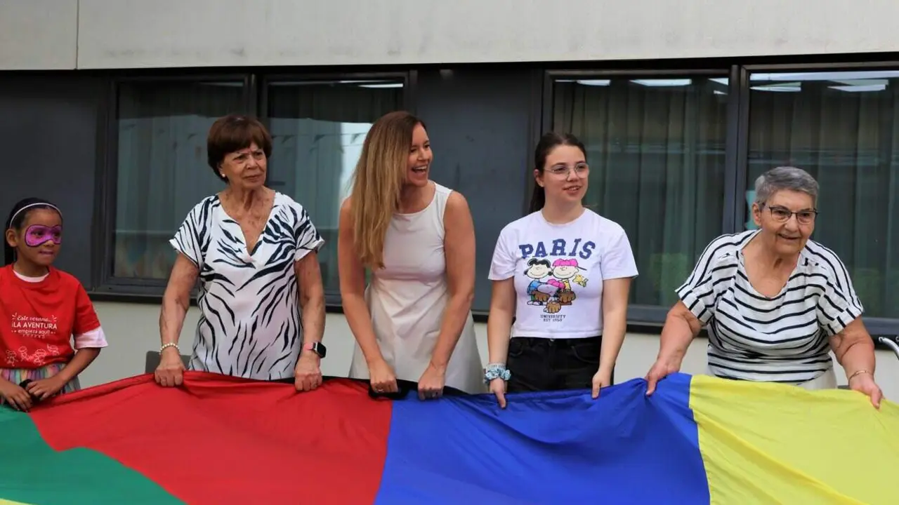 La consejera D&aacute;vila ha visitado hoy una de las residencias donde se desarrolla  este programa - Foto Comunidad de Madrid