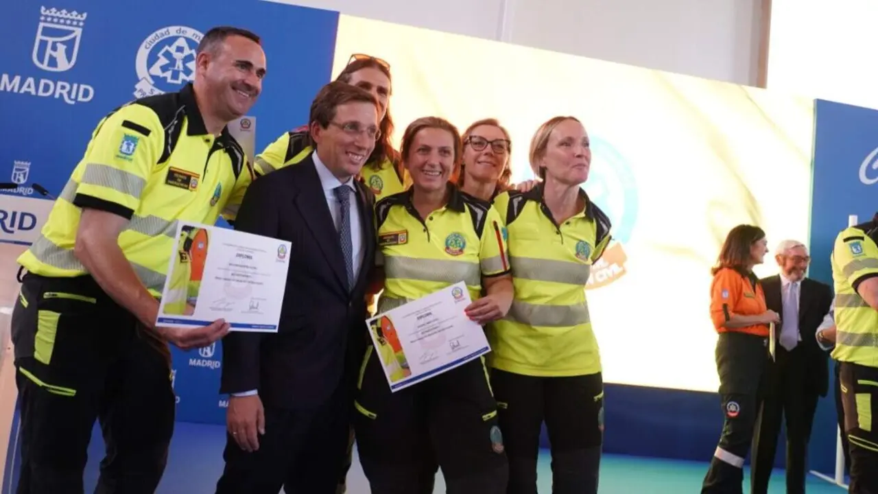 Almeida elogia la &ldquo;excelencia y profesionalidad&rdquo; de los sanitarios de SAMUR-Protecci&oacute;n Civil - Foto Ayuntamiento de Madrid