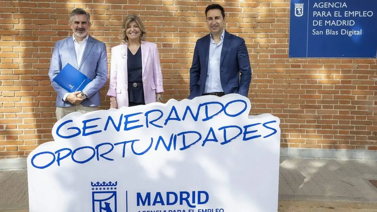 La delegada de Econom&iacute;a, Innovaci&oacute;n y Hacienda, Engracia Hidalgo, el director de Plena Inclusi&oacute;n Madrid, Javier Luengo, y el gerente de la Agencia para el Empleo de Madrid, Pepe Aniorte - Foto Ayuntamiento de Madrid