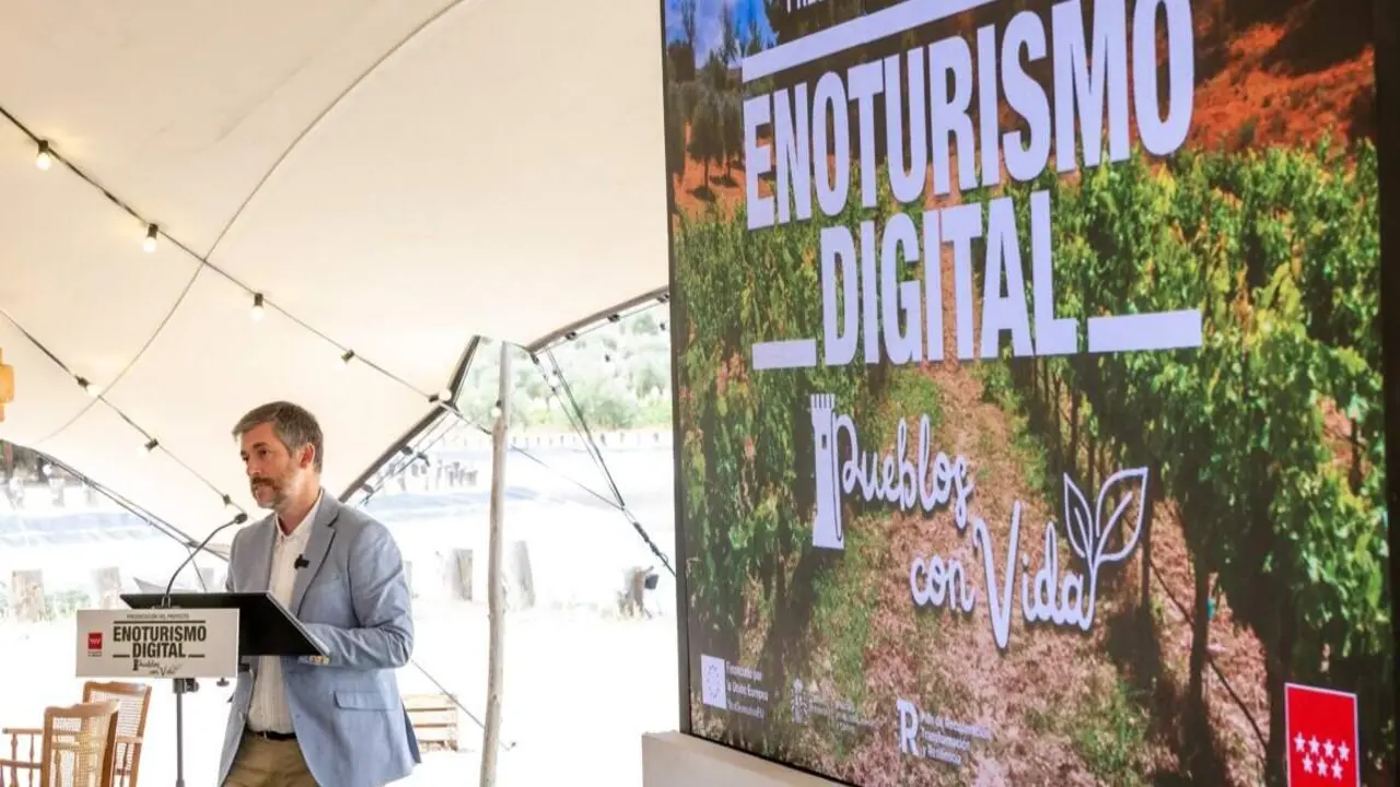 El consejero Garc&iacute;a Mart&iacute;n present&oacute; la semana pasada este proyecto  
durante una visita celebrada en la Bodega Val Azul - Foto Comunidad de Madrid