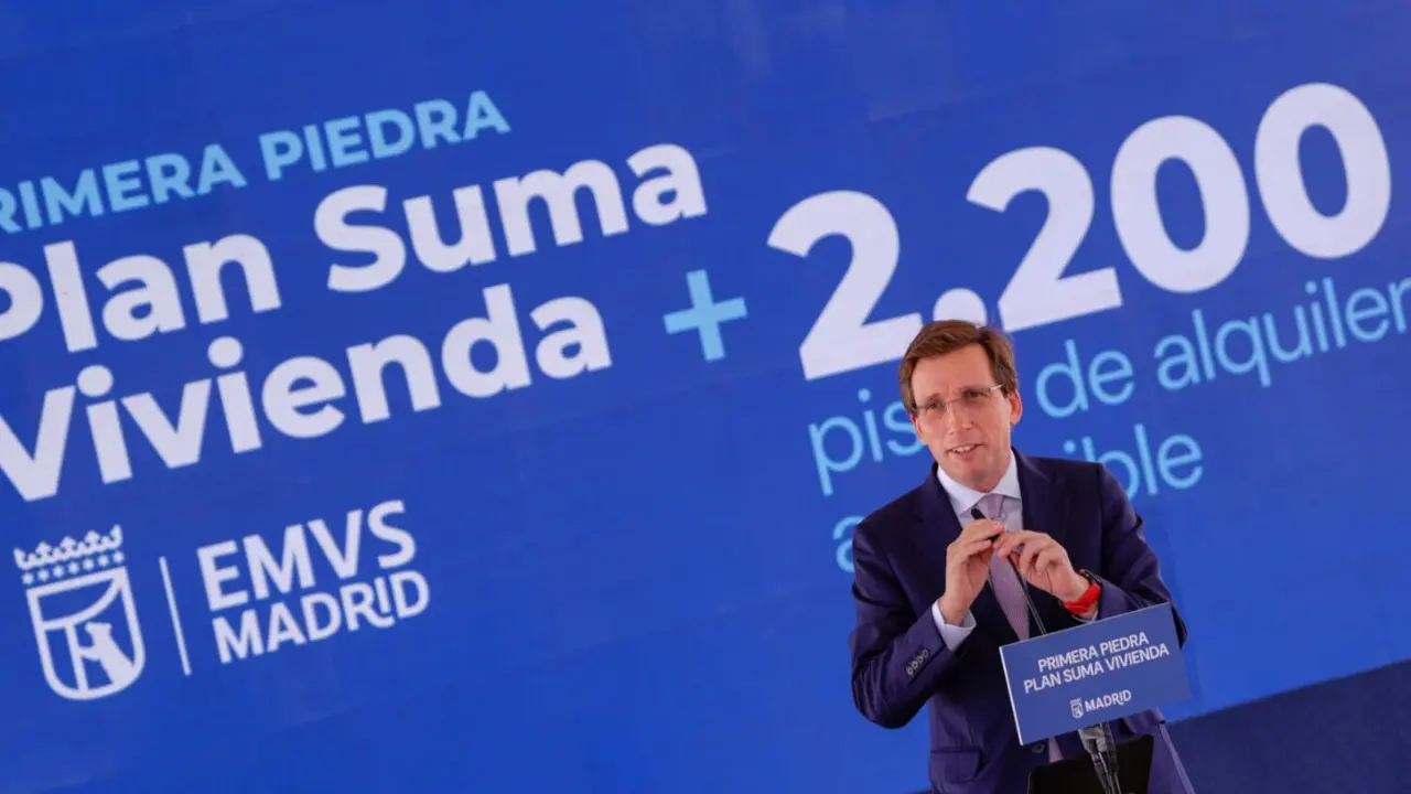 Almeida durante la presentaci&oacute;n de la nueva promoci&oacute;n en Los Berrocales - Foto Ayuntamiento de Madrid
