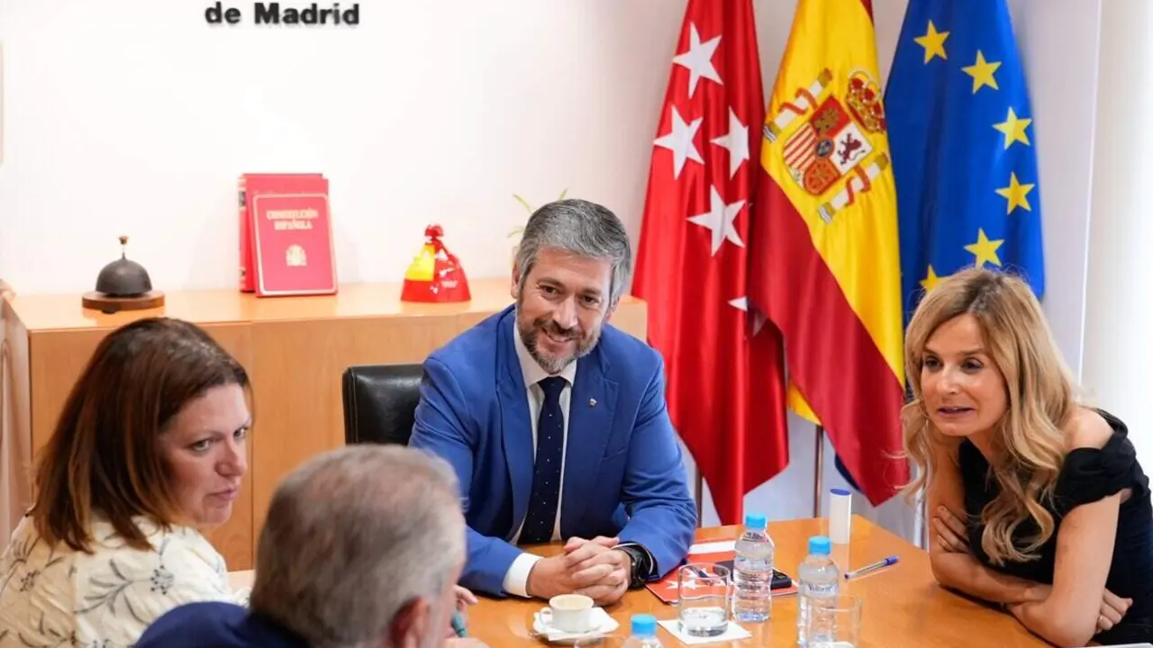 Reuni&oacute;n con la nueva presidenta de la Asociaci&oacute;n de V&iacute;ctimas del Terrorismo - Foto Comunidad de Madrid