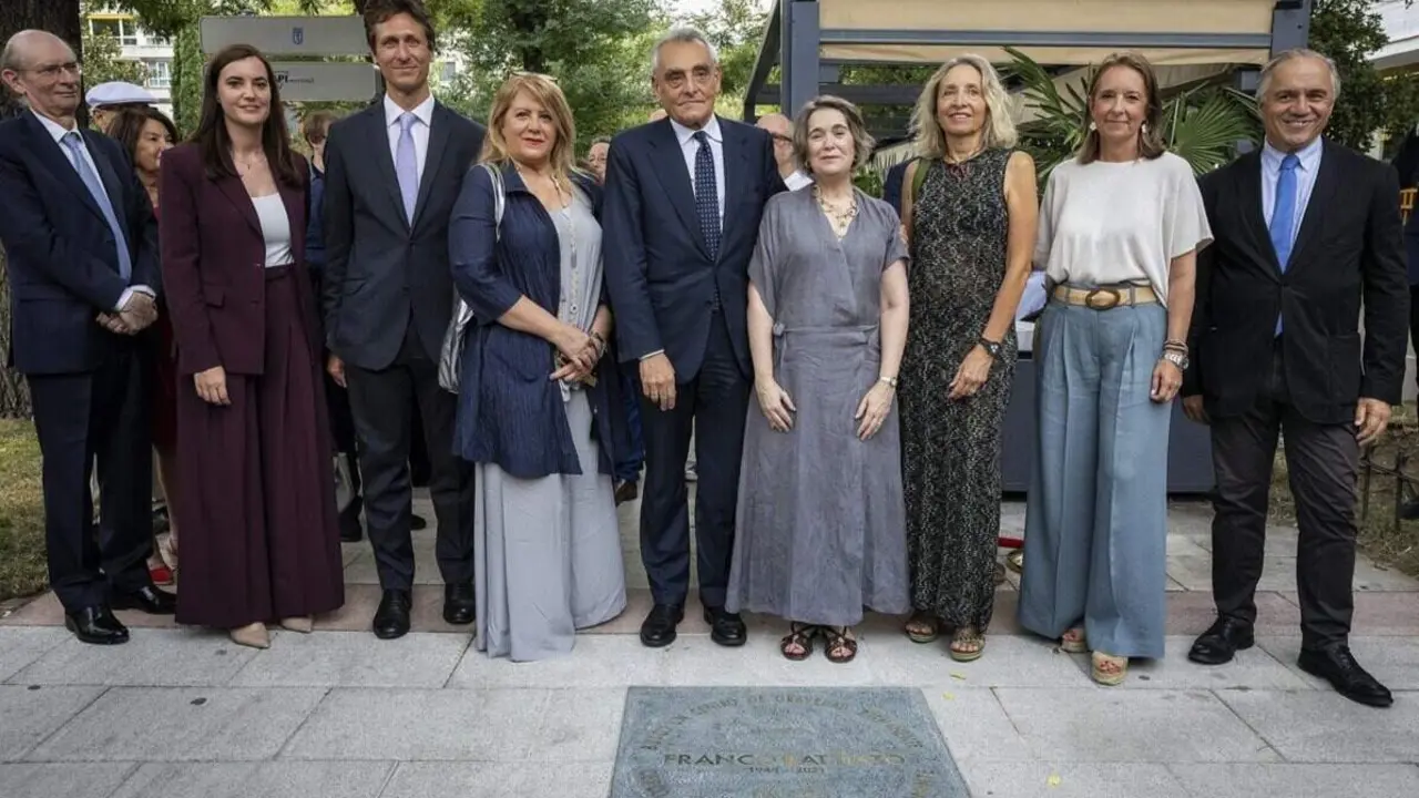 La delegada de Cultura, Turismo y Deporte, Marta Rivera de la Cruz, inaugura la placa dedicada al artista italiano Franco Battiato - Foto Ayuntamiento de Madrid