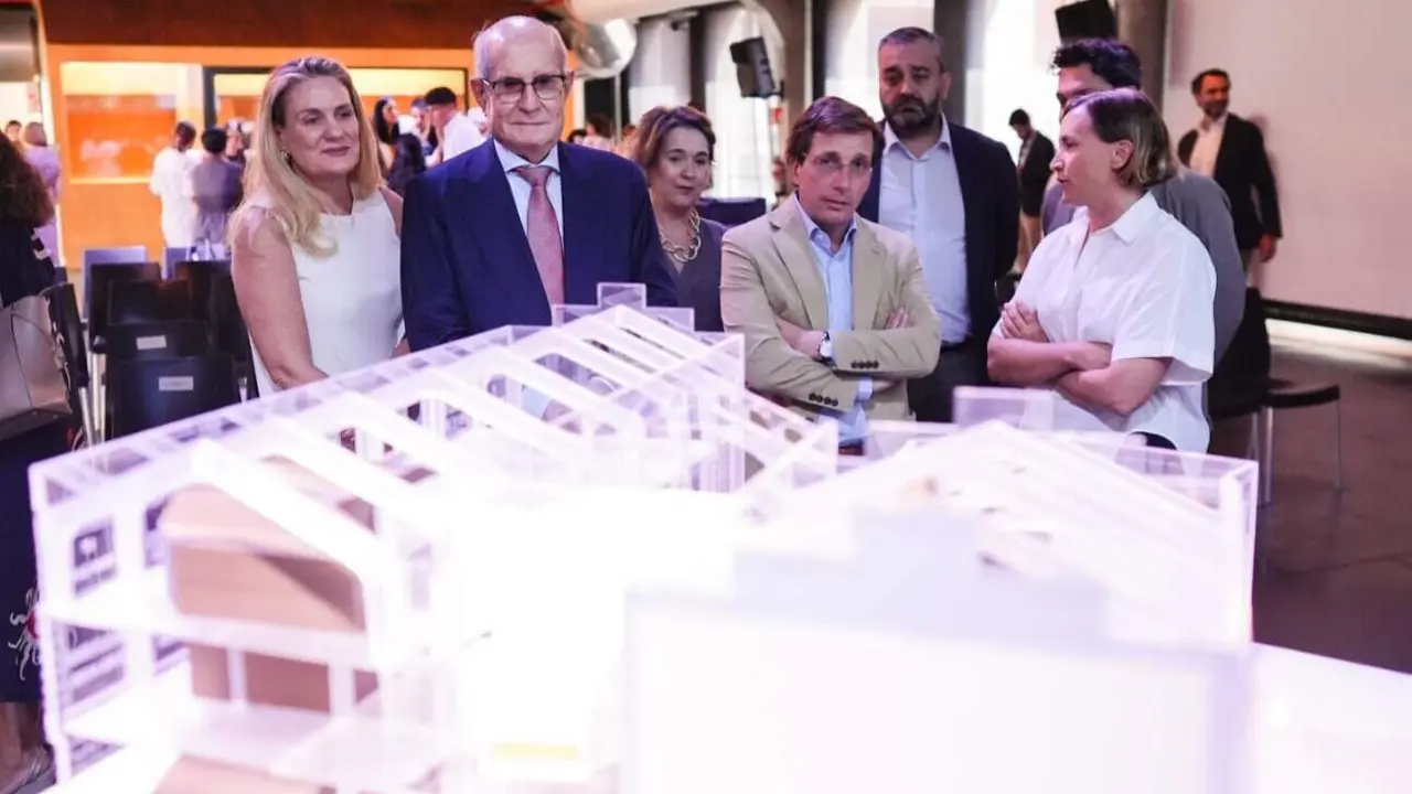 El alcalde de Madrid, Jos&eacute; Luis Mart&iacute;nez-Almeida, presenta el proyecto de remodelaci&oacute;n de Serrer&iacute;a Belga para albergar la Colecci&oacute;n P&eacute;rez Sim&oacute;n - Foto Ayuntamiento de Madrid