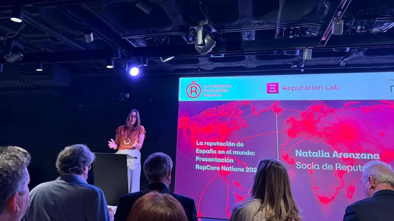 Natalia Arenzana, socia de Reputation Lab, presenta el informe RepCore Nations 2026 de Reputation Lab en el espacio Cupra City Garage de Madrid