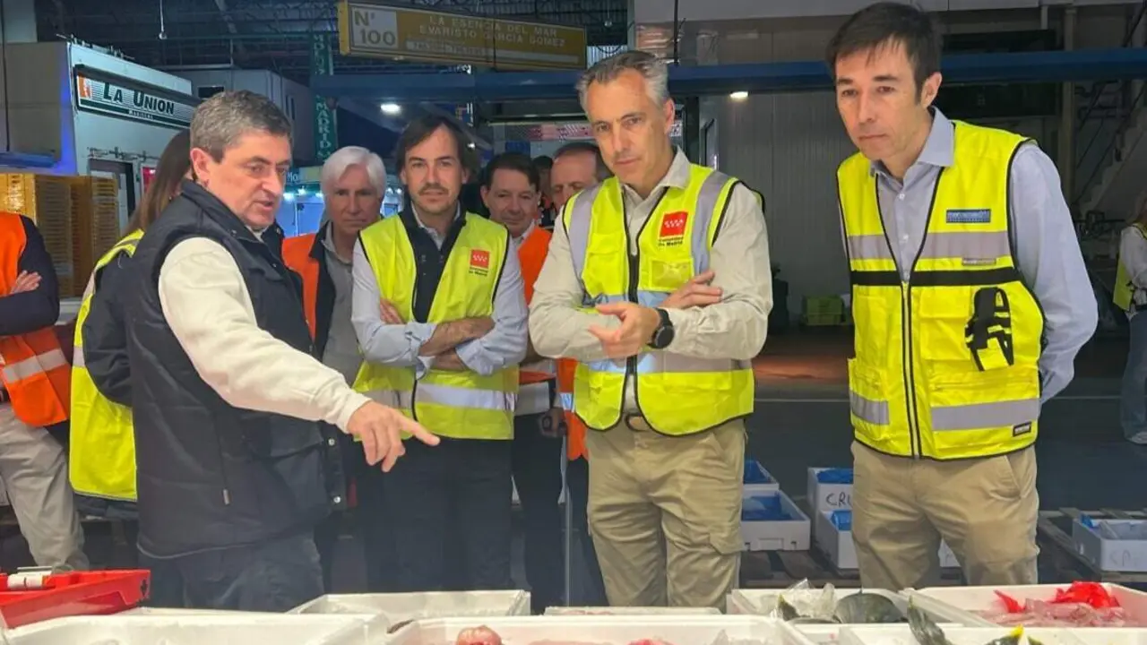 El consejero Novillo, durante su visita a Mercamadrid - Foto Comunidad de Madrid