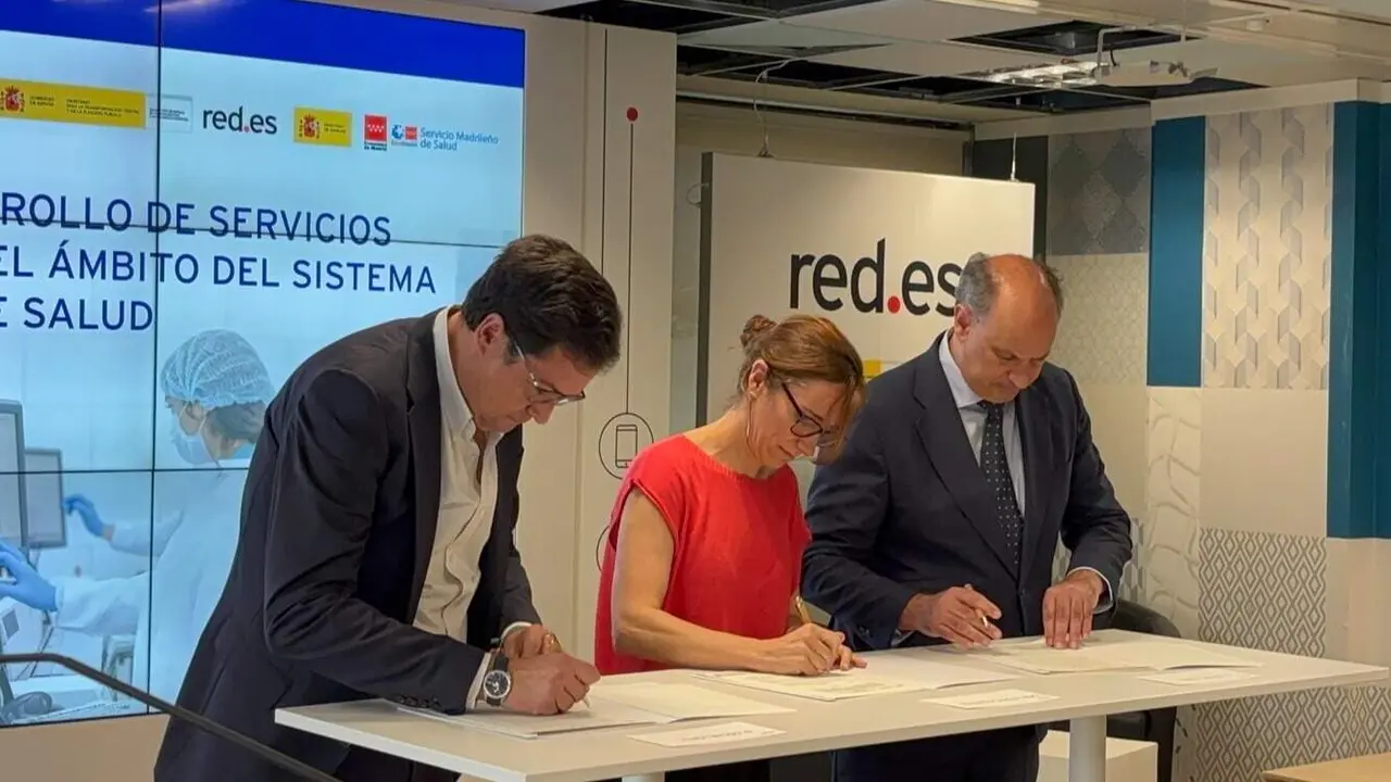 Convenio firmado este jueves entre el Ejecutivo auton&oacute;mico, el Ministerio de Sanidad y Red.es - Foto Comunidad de Madrid