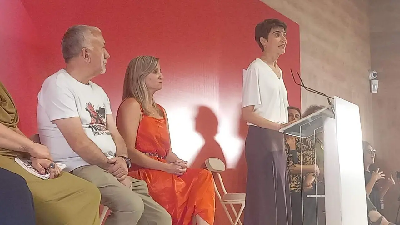 Rosa Mart&iacute;nez havlando con Ver&oacute;nica Barbero sentada