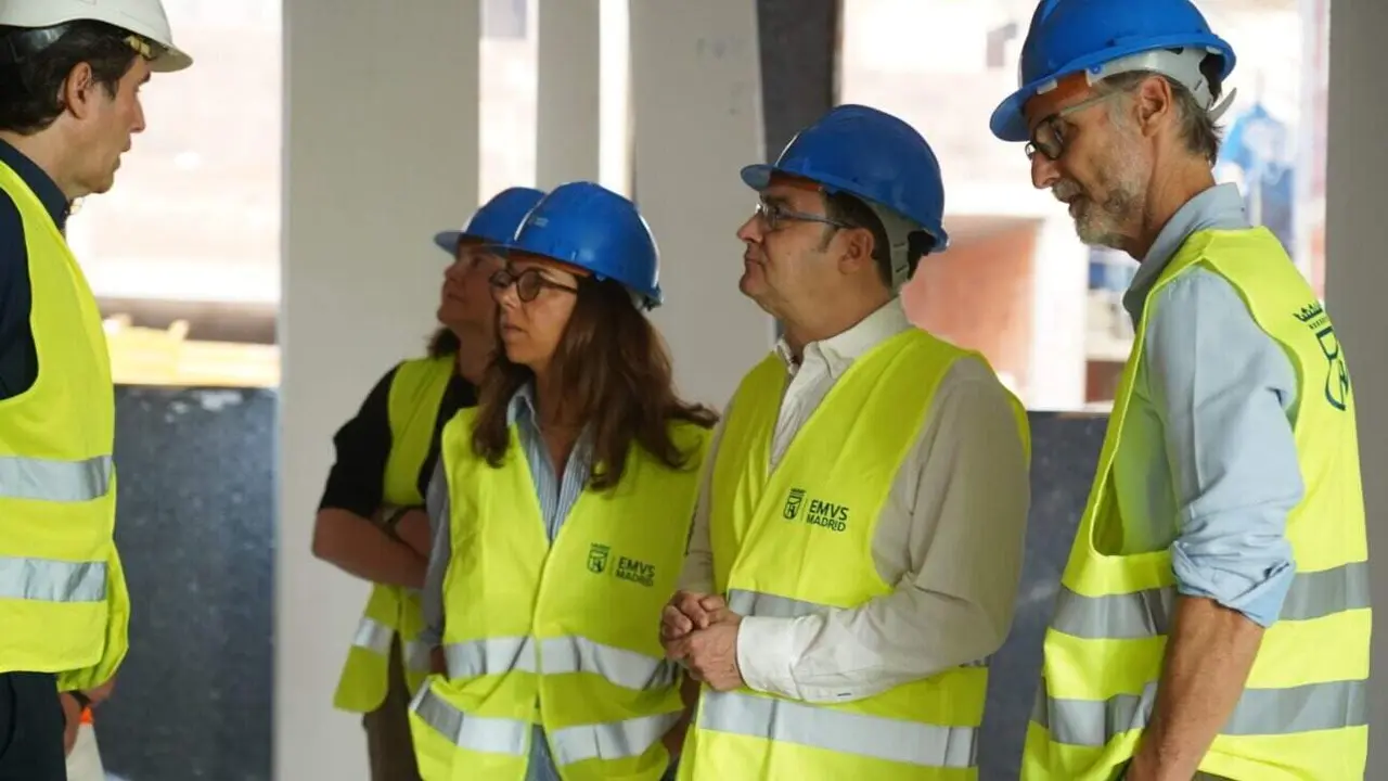 G&oacute;mez-Angulo y Gonz&aacute;lez en momento visita promoci&oacute;n Paseo de la Direcci&oacute;n 3 - Foto Ayuntamiento de Madrid