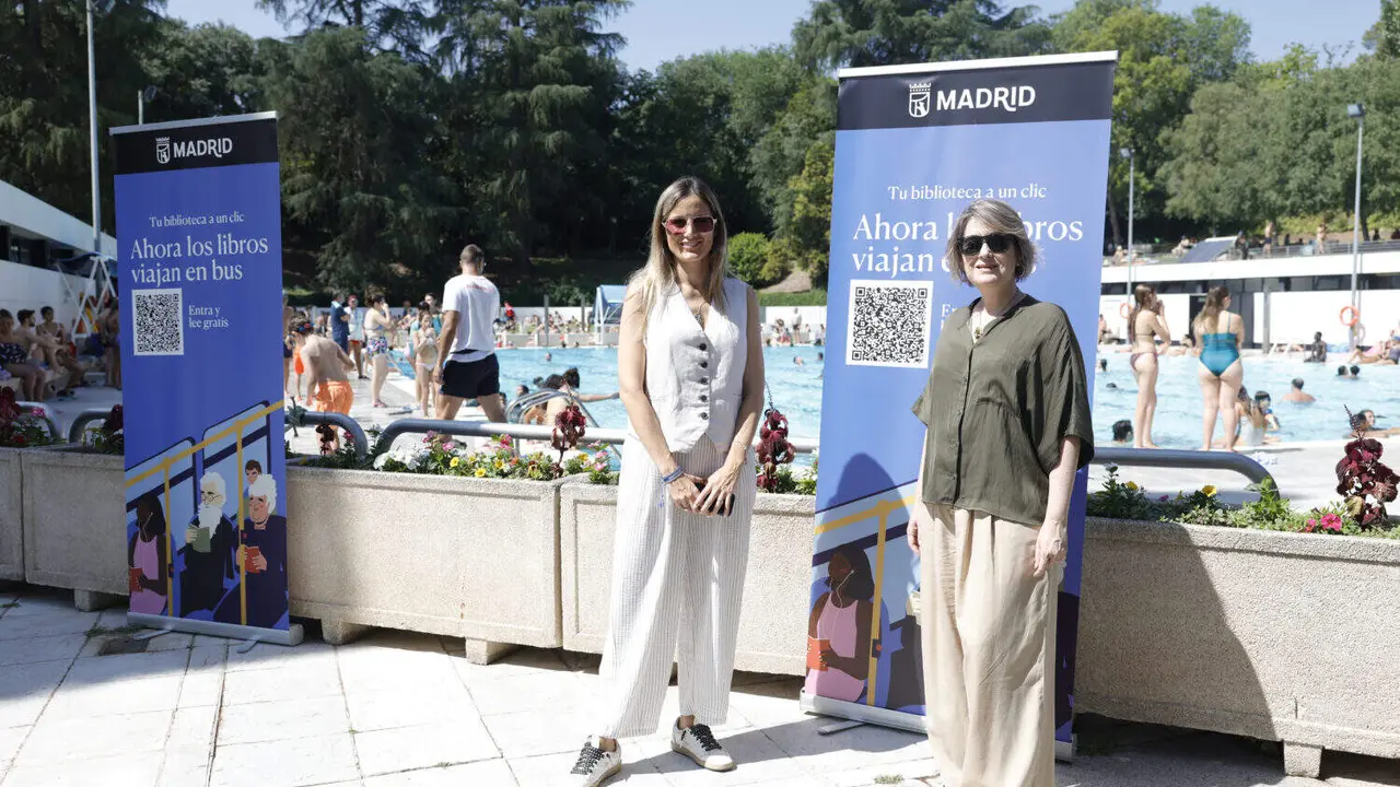 La delegada de Cultura, Turismo y Deporte, Marta Rivera de la Cruz, presenta &lsquo;Tu biblioteca a un clic&rsquo; en las piscinas municipales