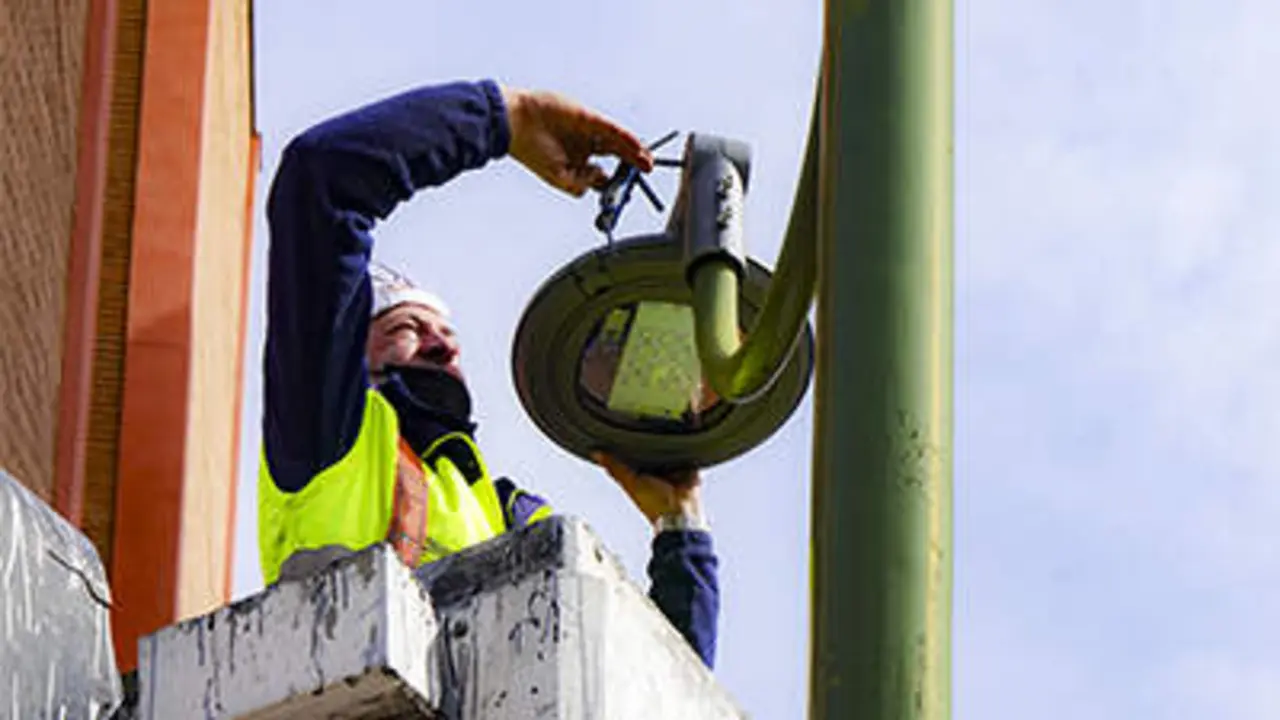M&oacute;stoles invierte 550.000 euros en su nuevo Plan Especial de Iluminaci&oacute;n para renovar la luz de sus principales ejes comerciales - Foto del Ayuntamiento de M&oacute;stoles