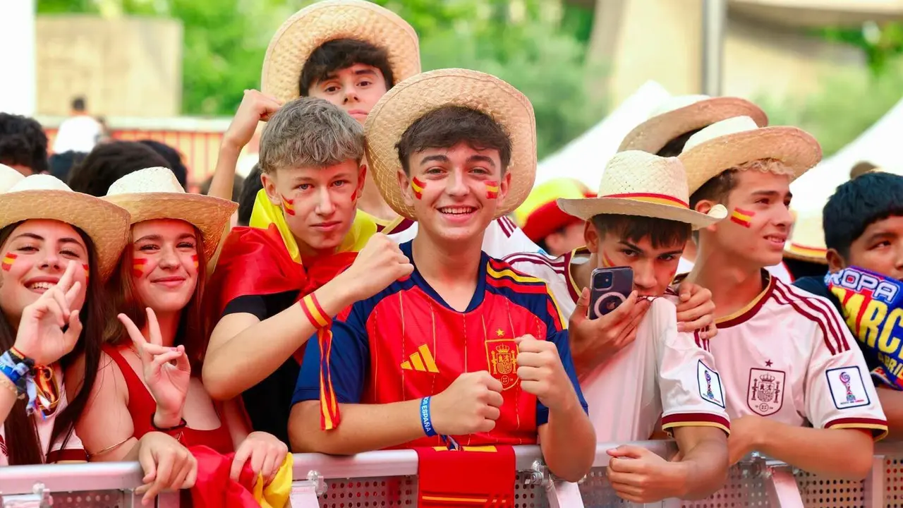J&oacute;venes apoyando a la Selecci&oacute;n Espa&ntilde;ola en un partido - Foto de  Real Federaci&oacute;n Espa&ntilde;ola de F&uacute;tbol