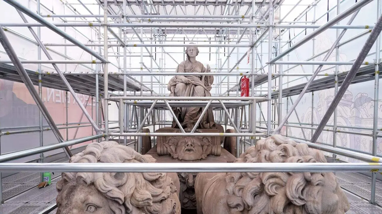 La Fuente de Cibeles, rodeada por la estructura de andamios que permitir&aacute; observarla de cerca en 'Abierto por Restauraci&oacute;n'