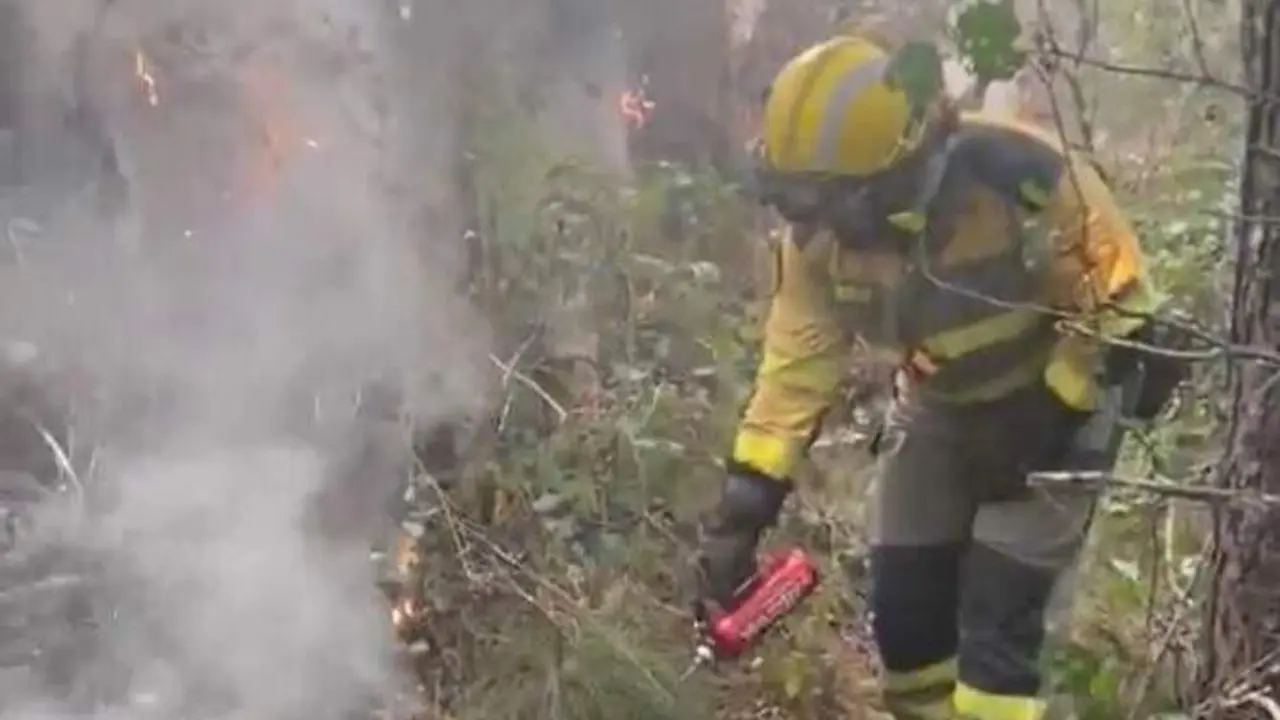 Brigadista de Brif Tabuyo utilizando fuego t&eacute;cnico en Murias de Ponjos (Le&oacute;n) | Foto de AT-Brif