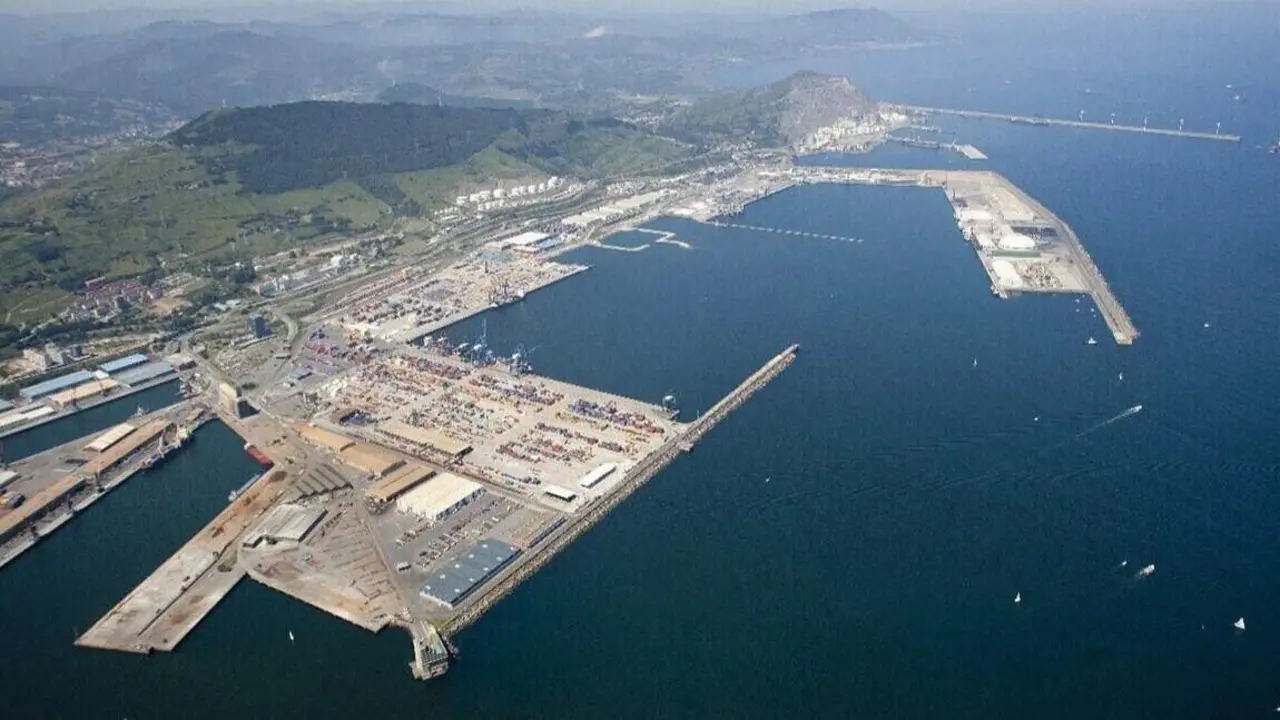 Vista a&eacute;rea del puerto de Bilbao - Foto del Ministerio de Transportes y Movilidad Sostenible