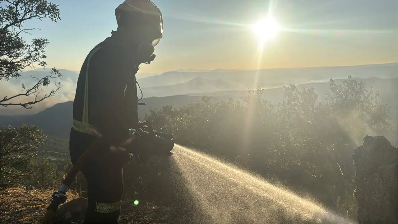 Bombero apagando incendios - Foto de la Agencia de Seguridad y Emergencias Madrid 112 (ASEM112)