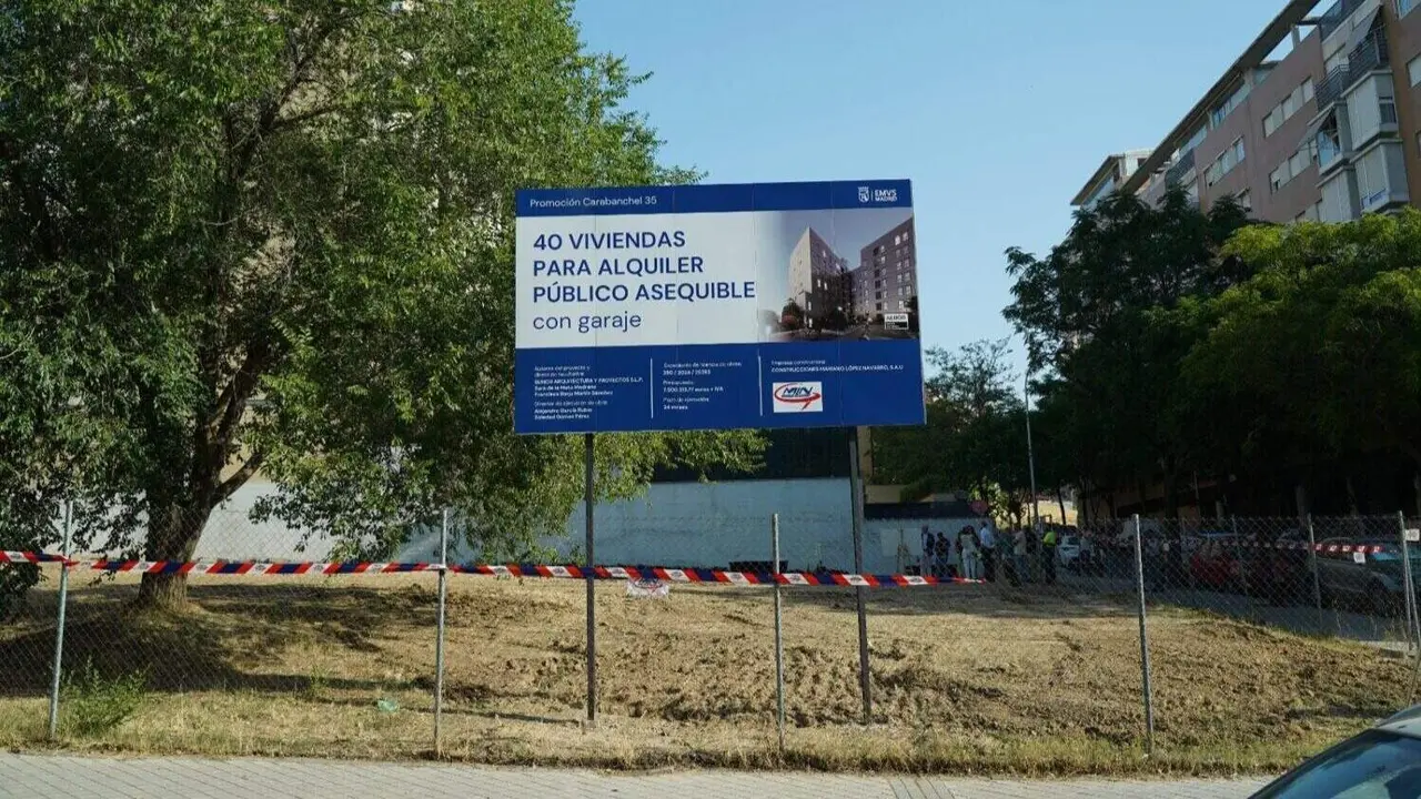 El delegado de Pol&iacute;ticas de Vivienda y presidente de la Empresa Municipal de la Vivienda y Suelo de Madrid (EMVS Madrid), &Aacute;lvaro Gonz&aacute;lez, coloca la primera piedra de Carabanchel 35